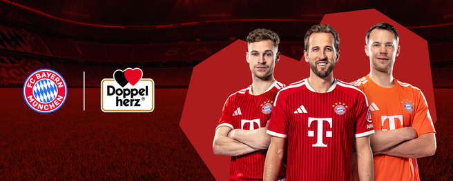 Tre mænd iført FC Bayern München fodboldtrøjer står foran et stadion. Den centrale spiller bærer en rød trøje med klubbens logo, mens de to andre bærer en hvid og en orange trøje. Til venstre er klubbens logo og til højre er et logo for Doppelherz.