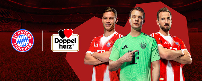 Tre fodboldspillere iført FC Bayern Münchens trøjer står foran en rød baggrund. Den centrale spiller er målmand, iført grøn trøje, mens de to andre er markspillere. Der er også logoer fra FC Bayern München og Doppelt Herz i billedet.