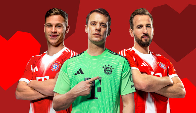 Tre fodboldspillere i Bayern Münchens dragt står tæt sammen på en rød baggrund. Den midterste spiller bærer en grøn målmandstrøje og peger på sit bryst, mens de to andre har krydsede arme. Fokuset er på holdånden og stoltheden ved klubben.