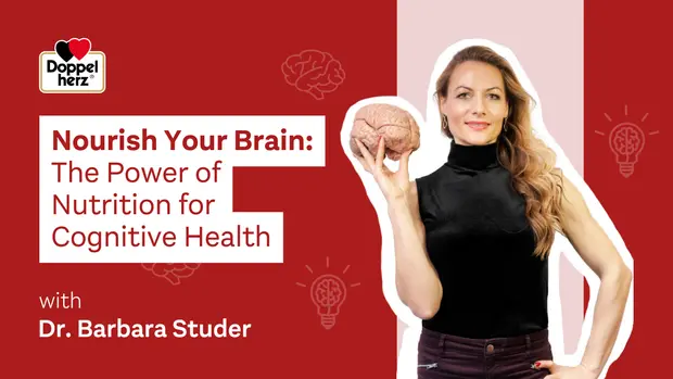 Billede af Dr. Barbara Studer, der står med en hjernemodel i hånden. Teksten "Nourish Your Brain: The Power of Nutrition for Cognitive Health" præsenterer vigtigheden af ernæring for hjernens sundhed. Baggrunden har hjerneillustrationer og et logo fra Doppelherz.